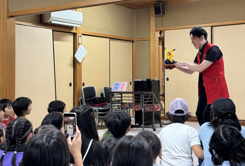 マジシャン　大阪　寝屋川市の集会所で子供会イベント向けマジックショーを開催。全員参加型で大盛り上がりの内容です。
