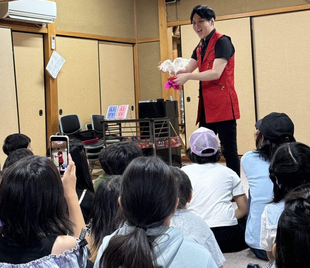 マジシャン　大阪　寝屋川市の集会所で子供会イベント向けマジックショーを開催。全員参加型で大盛り上がりの内容です。