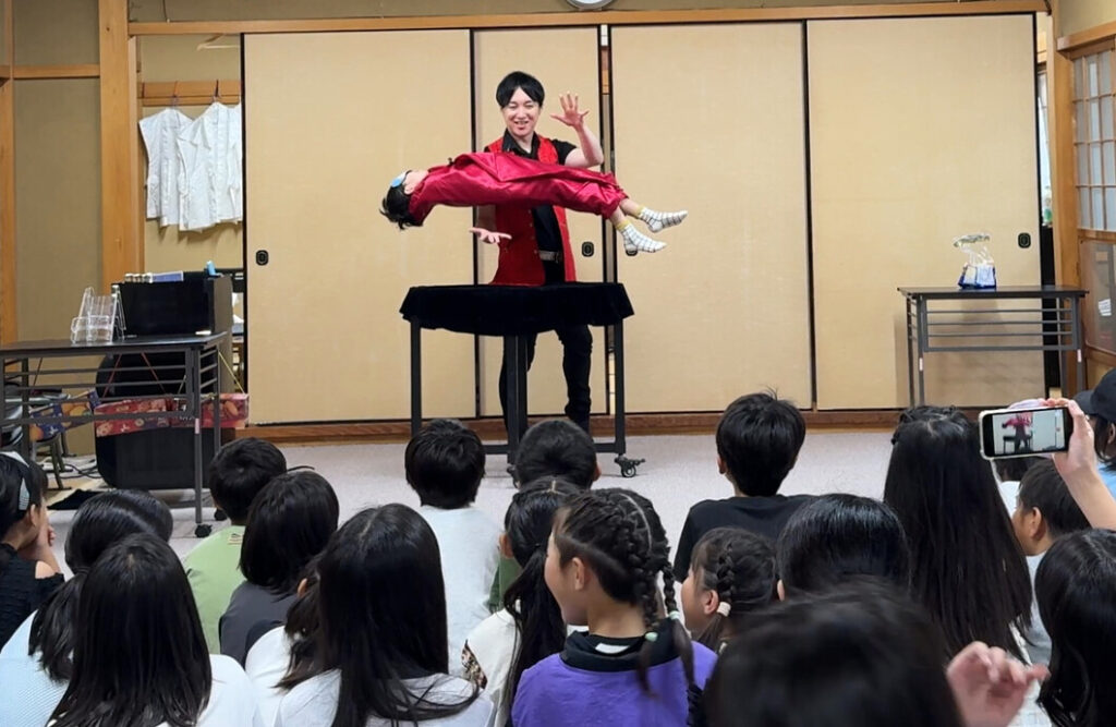 マジシャン　大阪　寝屋川市の集会所で子供会イベント向けマジックショーを開催。全員参加型で大盛り上がりの内容です。