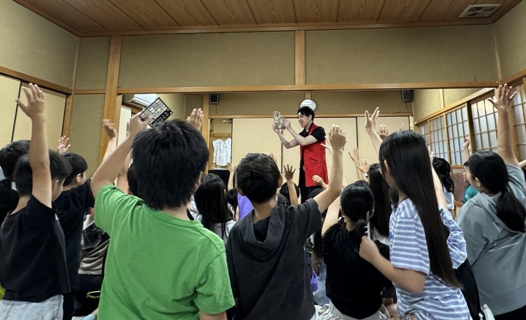 マジシャン　大阪　寝屋川市の集会所で子供会イベント向けマジックショーを開催。全員参加型で大盛り上がりの内容です。