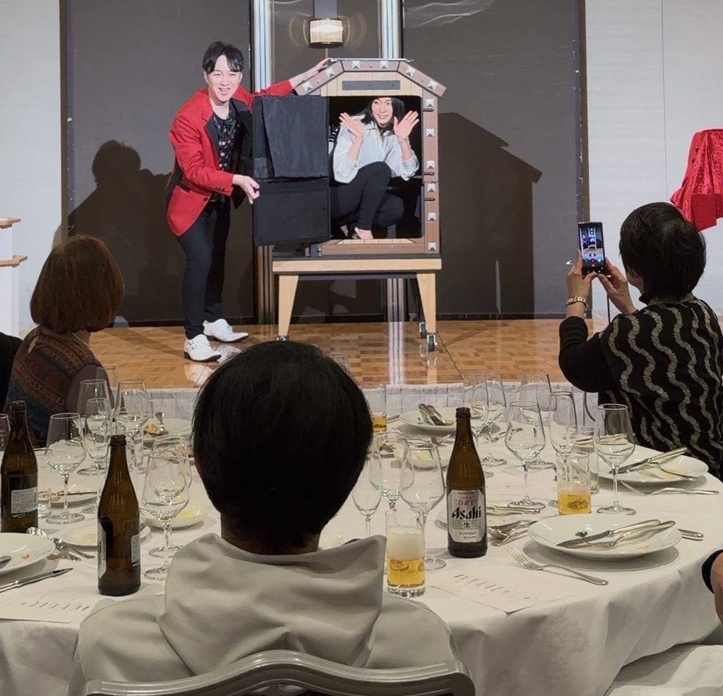 ヒルトンホテルの企業40周年パーティーで披露したイリュージョンの出演風景