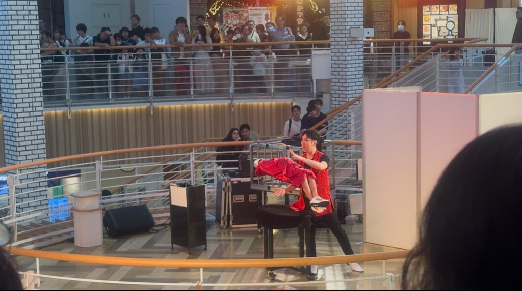 商業施設イベントでのマジシャンMASAのイリュージョンショー