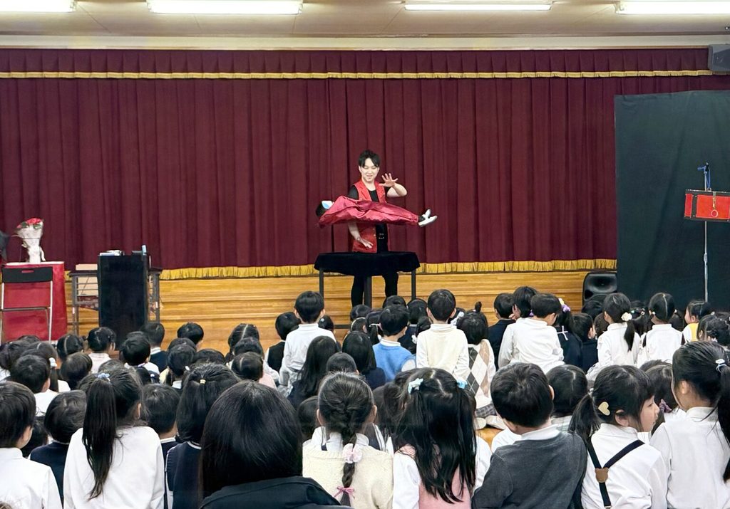 幼稚園のお誕生日イベントでのマジシャンMASAのマジックショー
