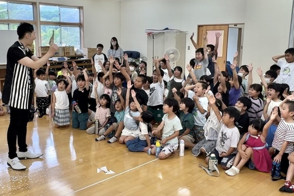 小学校の放課後児童クラブイベントでのマジックショー