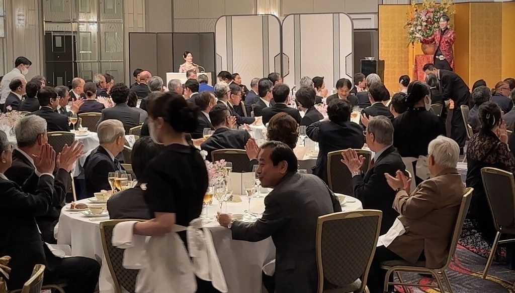 ホテルニューオータニ大阪の企業パーティーでのステージマジック