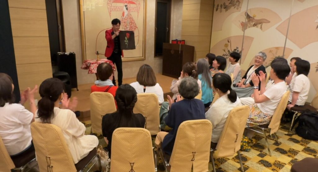 飲食店を貸し切った婦人会パーティーでのステージマジック