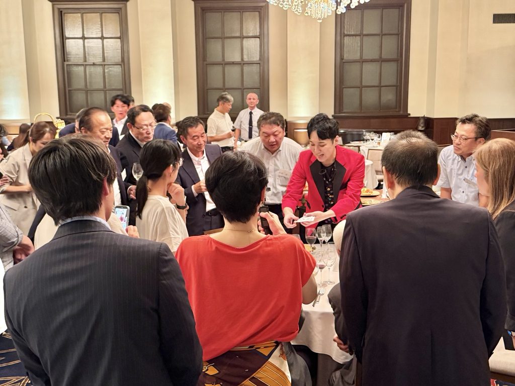 旧桜宮公会堂の企業パーティーでテーブルマジックを披露するマジシャンMASA