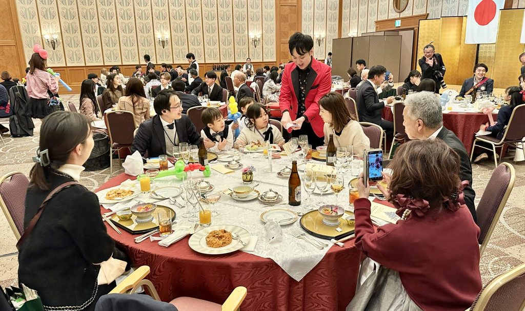 ウェスティン都ホテルのロータリークラブクリスマス会でのテーブルマジック