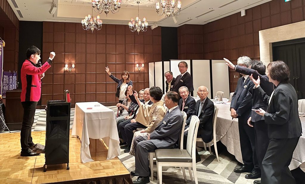ホテルモントレグラスミアのライオンズクラブ定例会でマジックを披露するMASA