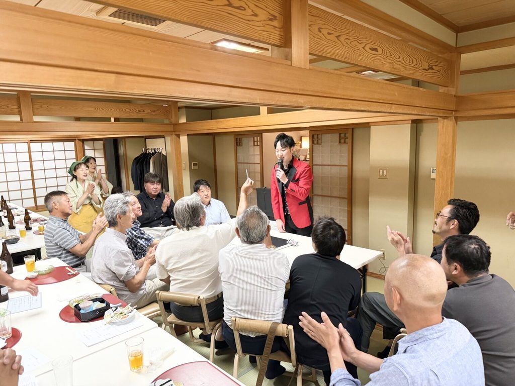 飲食店を貸し切った企業パーティーでマジックを披露するMASA