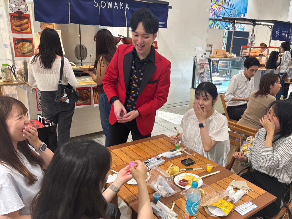 商業施設の夏祭りイベントでテーブルマジックを披露するMASA