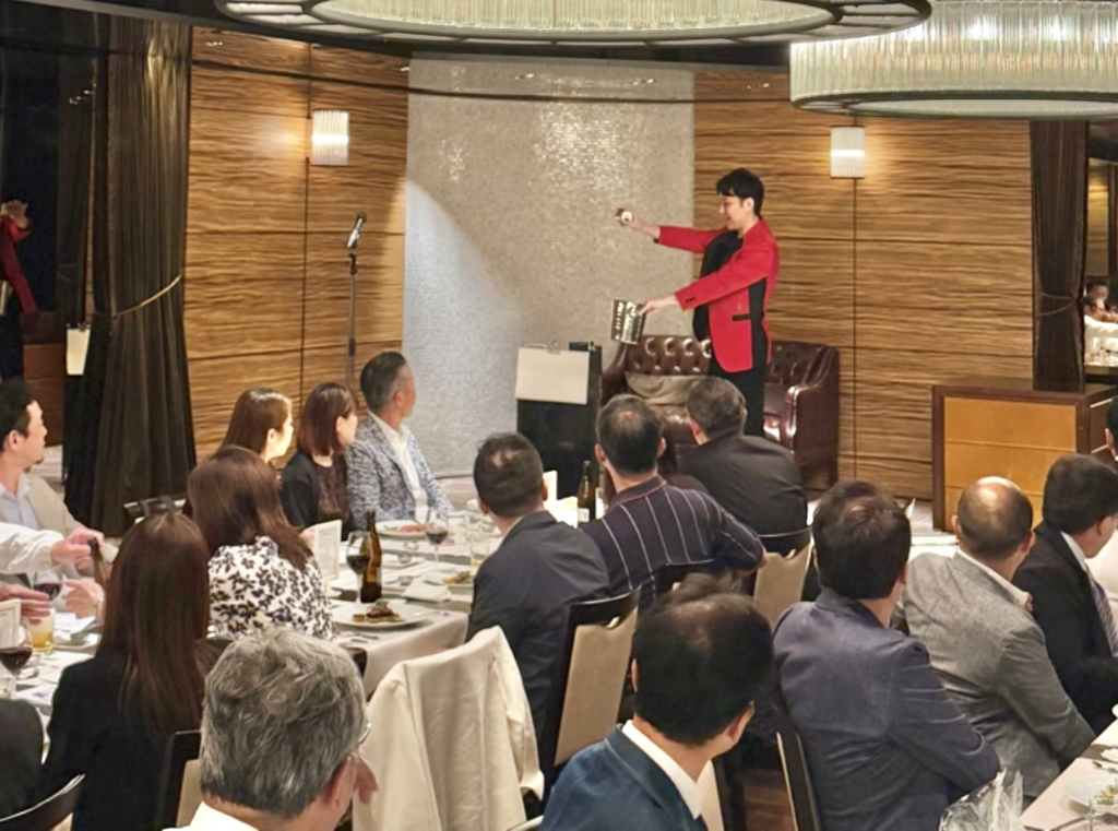 医師会歯科医師会薬剤師会のイベントでマジックを披露するマジシャンMASA