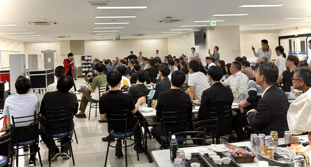 アサヒビール工場で約150名がイリュージョンショーを見る企業イベント会場