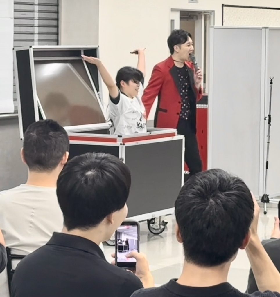 マジシャンMASAのイリュージョンでお客様が突然出現する様子
