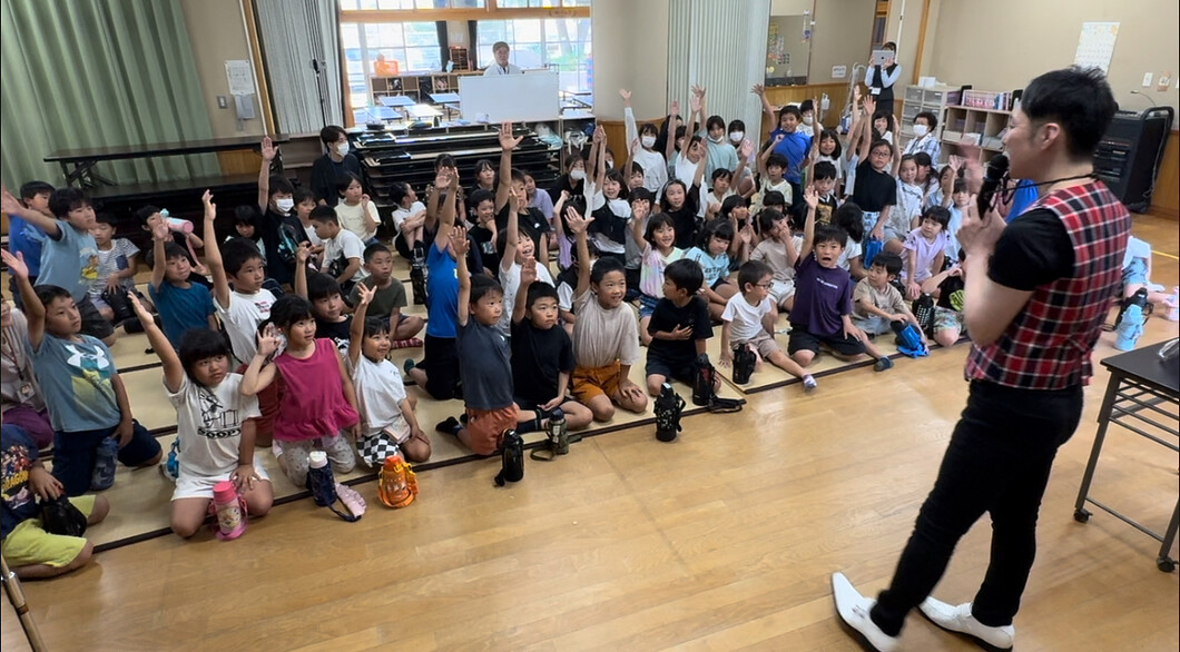 保育園で子どもたちにマジックショーを披露する出張マジシャンMASA