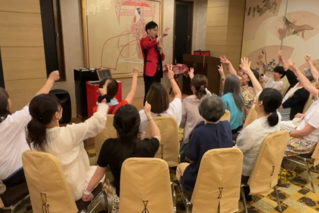 ホテル宴会場で企業イベント向けマジックショーを行うマジシャンMASA