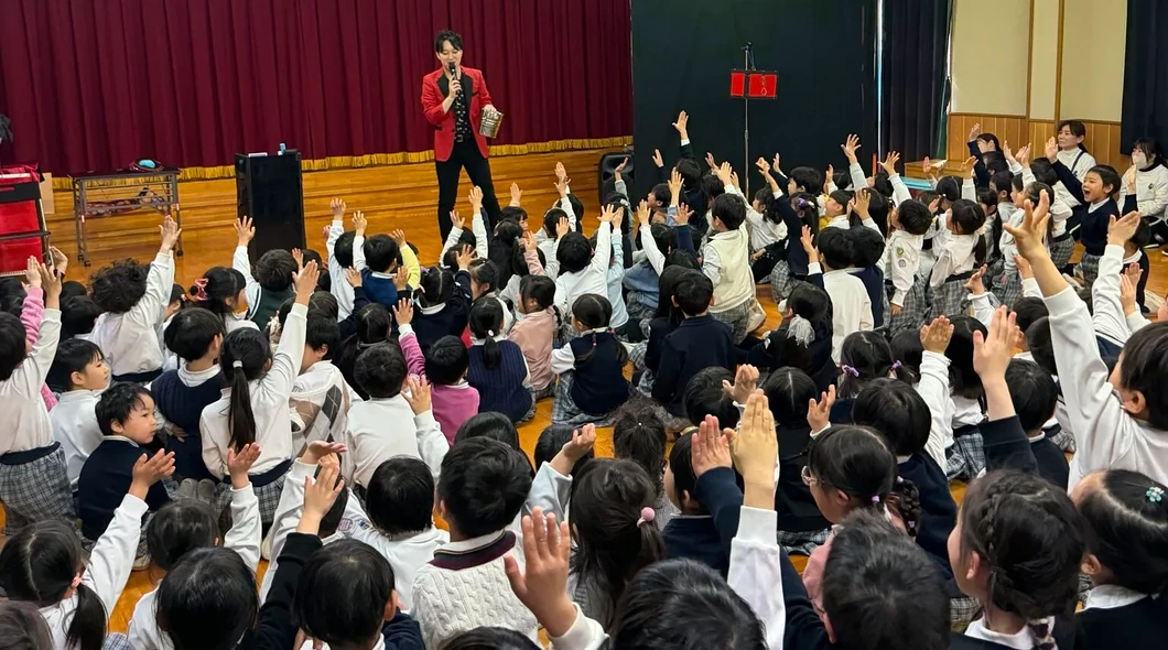幼稚園で子どもたちと一緒に楽しむキッズマジックショー