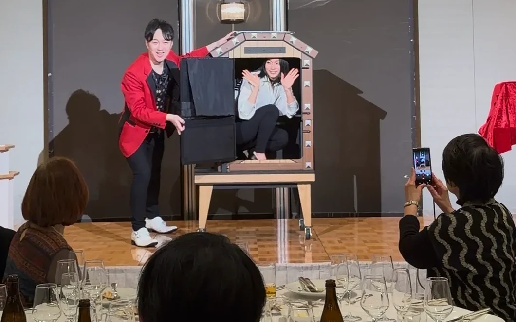 企業イベントでイリュージョンショーを披露する大阪の出張マジシャンMASA