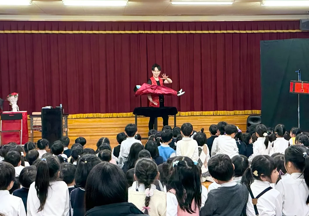 保育園で子どもたちにマジックショーを披露する出張マジシャンMASA