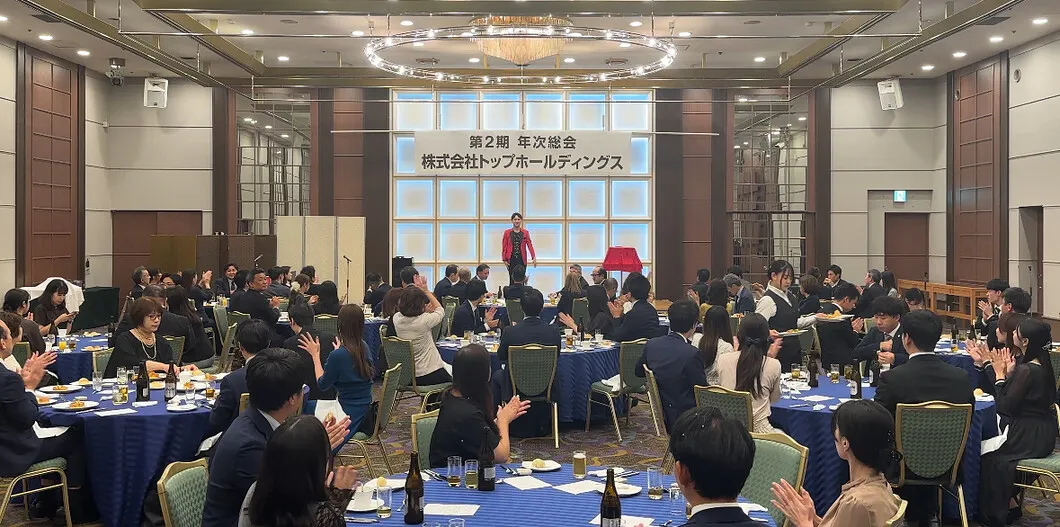 企業イベント会場でステージマジックを披露するマジシャンMASA