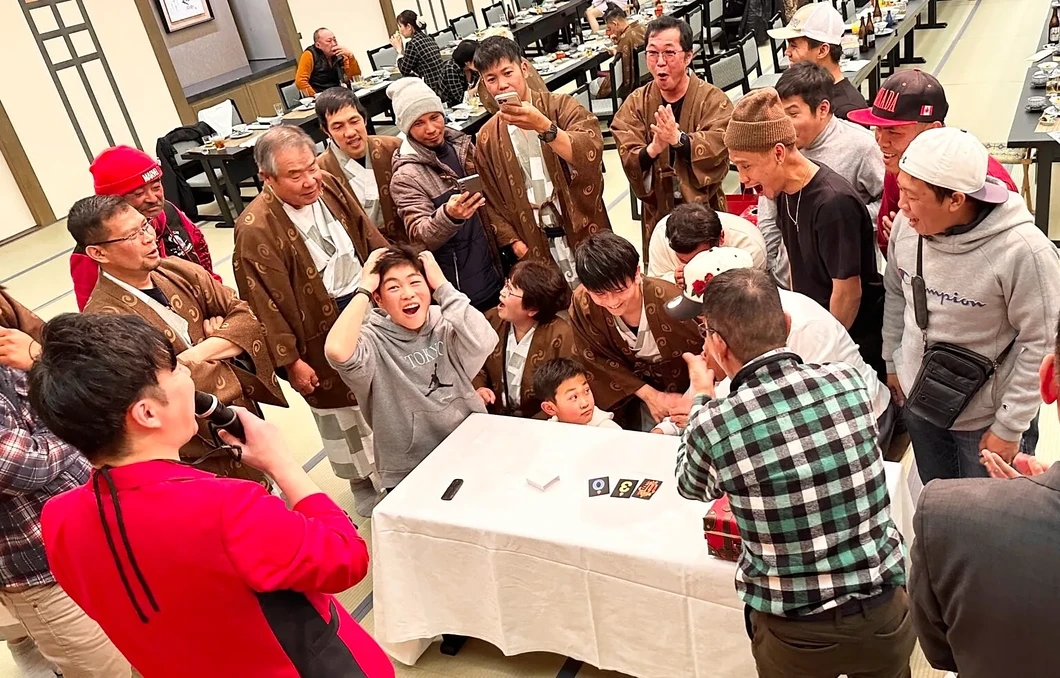 宴会場でテーブルマジックを披露する大阪の出張マジシャンMASA