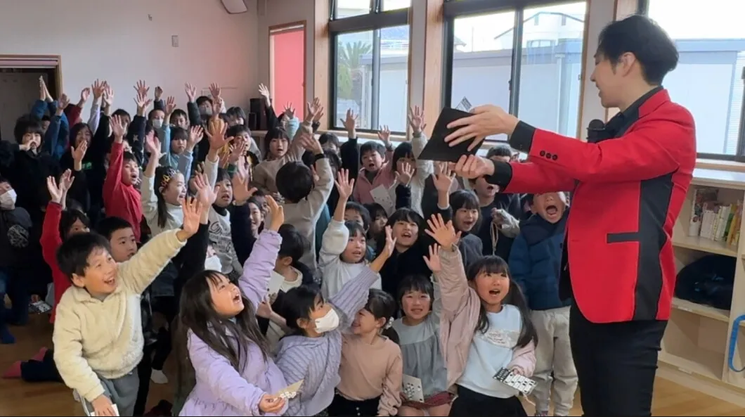 小学校・幼稚園・保育園イベントで子どもたちにマジックショーを披露するマジシャンMASA